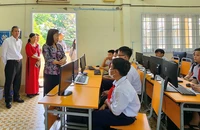 Bà Nguyễn Thị Mai Hoa, Phó Chủ nhiệm Ủy ban Văn hóa, Giáo dục của Quốc hội, trò chuyện với học sinh Trường THCS Trần Quang Khải, quận 12 tại buổi giám sát ngày 16-3.