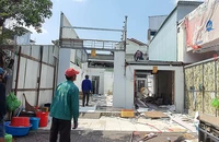 Nhà ông Nguyện (bên trái) bị tháo dỡ dù chưa có quyết định cưỡng chế.