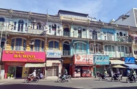 Người dân ở chung cư 440 Trần Hưng Đạo (phường 11, quận 5, TP.HCM) vừa được di dời đến nơi tạm cư mới nhưng nhiều người vẫn băn khoăn về phương án bồi thường. 