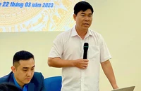 Ông Phạm Chí Tâm, Phó Chủ tịch Liên đoàn Lao động TP.HCM (đứng), đề xuất các giải pháp để hỗ trợ doanh nghiệp, người lao động. Bên cạnh là ông Kiều Văn Đồng.