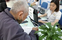 Trước hạn cuối khóa thuê bao, các điểm giao dịch của nhà mạng có dấu hiệu quá tải khi số người đến chuẩn hóa thông tin tăng mạnh.