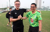 Ông Troussier nhắn nhủ HLV Kiatisak tạo điều kiện cho cầu thủ trẻ thi đấu.