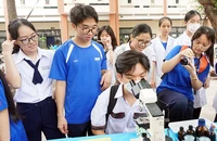 Học sinh tham quan gian hàng câu lạc bộ tổ sinh học tại Trường THPT Nguyễn Hữu Huân, TP Thủ Đức, TP.HCM.