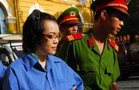 Huỳnh Thị Huyền Như bị dẫn giải đến phiên xử phúc thẩm.