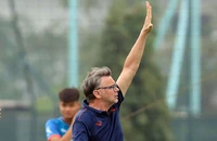HLV Troussier khen các học trò nhưng thực tế ông vẫn còn chịu nhiều sức ép với tâm lý sợ thua.