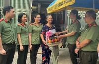 Lãnh đạo và chiến sĩ Phòng An ninh chính trị nội bộ Công an TP.HCM thăm, tặng quà cán bộ hưu trí.