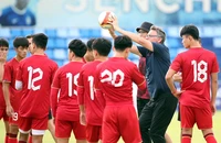 HLV nắn nót cho các cầu thủ những tình huống trước trận gặp Thái Lan.