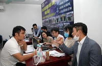 Nhân viên BHXH Việt Nam giải thích các chính sách về BHXH cho người lao động.