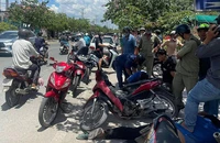 Đội dân phòng liên xã vây bắt hai nhóm thanh thiếu niên mang hung khí đánh nhau ở thị trấn Bến Lức.