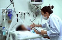 Một trong hai bệnh nhân bị ngộ độc botulinum đang được điều trị tại BV Chợ Rẫy.