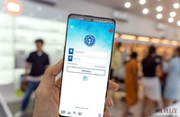 Người dân dùng ứng dụng VssID của ngành bảo hiểm.