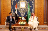 Thái tử Saudi Arabia Mohammed bin Salman (phải) tiếp Tổng thống Syria Bashar al-Assad tại kỳ thượng đỉnh Liên đoàn Ả Rập ở Jeddah (Saudi Arabia) ngày 19-5.