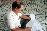 Ông Lại Tấn Tài xem các giấy báo tin của các cơ quan chức năng về việc thụ lý tố cáo của ông.