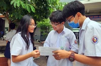 Thí sinh tham dự kỳ thi tuyển sinh vào lớp 10 tại điểm thi Trường THCS Trần Văn Ơn, quận 1.
