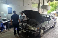 Đăng kiểm viên tại TP.HCM đang kiểm định xe.