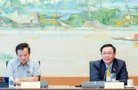 Chủ tịch Quốc hội Vương Đình Huệ (phải) nêu ý kiến tại thảo luận tổ về dự thảo Luật Đất đai (sửa đổi).