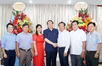 PGS-TS Nguyễn Văn Cường, Phó Cục trưởng Cục Hành chính - Quản trị II, Văn phòng Chính phủ (giữa), chuyển lẵng hoa, lời chúc mừng của Thủ tướng Phạm Minh Chính và Phó Thủ tướng Trần Hồng Hà đến báo Pháp Luật TP.HCM.