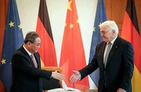 Tổng thống Đức Frank-Walter Steinmeier (phải) tiếp đón Thủ tướng Trung Quốc Lý Cường (trái) ở thủ đô Berlin ngày 20-6.