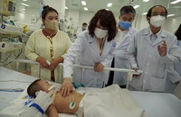 Thứ trưởng Bộ Y tế Nguyễn Thị Liên Hương thăm các bệnh nhi mắc bệnh tay chân miệng đang điều trị tại BV Nhi đồng 1, TP.HCM ngày 22-6.
