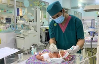 Đôi bàn tay của nam điều dưỡng Phạm Quốc Vũ vẫn luôn uyển chuyển, nhẹ nhàng chăm sóc từng em bé sinh non.