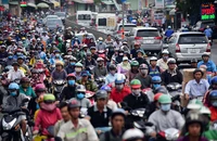 Nhiều dự án BOT tại TP.HCM sẽ “hồi sinh” sau khi TP thực hiện cơ chế mới. Trong ảnh: Kẹt xe thường xuyên xảy ra trên Quốc lộ 13 hướng về trung tâm TP do đường chưa được mở rộng.