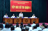 Chủ tịch UBND TP.HCM Phan Văn Mãi đang trao đổi với cử tri quận 4.
