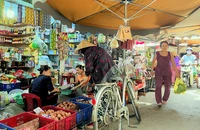 Nhiều người dân lo lắng sau mỗi lần tăng lương cơ sở là giá cả hàng hóa sẽ tăng.