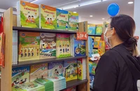 Phụ huynh mua sách giáo khoa chuẩn bị cho năm học mới.