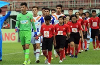 Thủ môn Anh Tuấn dẫn đầu trong nhóm cầu thủ Bà Rịa-Vũng Tàu ra sân thi đấu.