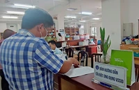 Người dân đến cơ quan BHXH TP.HCM thực hiện các thủ tục hành chính.