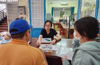 Nhân viên Trung tâm GDNN-GDTX quận Tân Bình tư vấn cho phụ huynh học sinh về chương trình học.