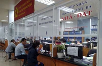 Người dân đến làm thủ tục nhà đất giảm mạnh nửa đầu năm 2023.