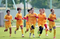 Thùy Trang (8) dù lớn tuổi nhất đội nhưng không bao giờ chịu thua các cầu thủ đàn em về khối lượng tập luyện, thậm chí còn nằm trong nhóm dẫn đầu.