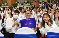 Để thích nghi tốt, tân sinh viên cần phải chuẩn bị từ sớm, tốt nhất là khoảng thời gian sau khi thi xong, đợi kết quả. Trong ảnh: Sinh viên Trường ĐH KHXH&NV (ĐH Quốc gia TP.HCM) hào hứng trong ngày khai giảng năm học mới 2022-2023.