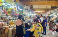 Chợ Bến Thành luôn thu hút đông đảo du khách quốc tế đến tham quan, mua sắm.