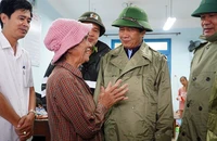 Phó Thủ tướng Lê Văn Thành (thứ hai từ phải sang) thăm hỏi, động viên người dân tại các khu di dân, sơ tán tránh bão số 4 trên địa bàn tỉnh Thừa Thiên-Huế (ngày 28-9-2022).