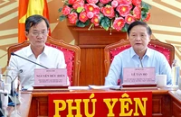 Ông Lê Tấn Hổ, Phó Chủ tịch thường trực UBND tỉnh Phú Yên (bên phải) và ông Nguyễn Đức Hiển, Phó Tổng Biên tập thường trực báo Pháp Luật TP.HCM, đồng chủ trì cuộc họp bàn về việc tổ chức Chương trình tại Phú Yên.