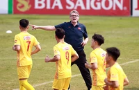 HLV Troussier cùng các học trò nỗ lực cho mục tiêu World Cup 2026.