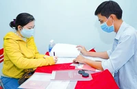 Người mua nhà được hướng dẫn chi tiết về hợp đồng mua bán khi tìm hiểu dự ánhình thành trong tương lai.