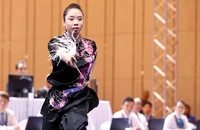Nữ võ sĩ wushu Dương Thúy Vi trong bài thi chung kết kiếm thuật.