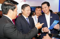 Phó Chủ tịch UBND TP.HCM Dương Anh Đức (giữa) tham quan các gian hàng tại khu triển lãm trong khuôn khổ Tuần lễ Chuyển đổi số TP.HCM.