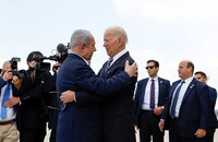 Thủ tướng Israel Benjamin Netanyahu (trái) đón Tổng thống Mỹ Joe Biden tại Tel Aviv (Israel) vào ngày 18-10.