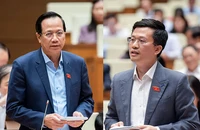 Bộ trưởng Bộ LĐ-TB&XH Đào Ngọc Dung (trái) và đại biểu Đỗ Chí Nghĩa, Đoàn đại biểu Quốc hội tỉnh Phú Yên, phát biểu tại phiên thảo luận.