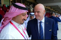 Chủ tịch LĐBĐ Saudi Arabia Yasser Al Mishal và Chủ tịch FIFA Gianni Infantino.