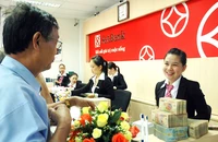 Bất chấp mặt bằng lãi suất huy động giảm rất sâu, nhiều doanh nghiệp vẫn gửi tiền vào ngân hàng.
