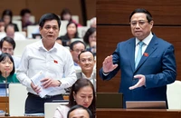 Thủ tướng Phạm Minh Chính (phải) và ĐB Nguyễn Lâm Thành (Đoàn ĐBQH tỉnh Thái Nguyên) tại phiên chất vấn sáng 8-11. 