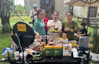 Khách lẻ chủ yếu mua hàng trên mạng nên càng không đến chợ, vì vậy nhiều nhà kinh doanh chuyển sang bán hàng online.