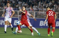 Văn Toàn nỗ lực vượt bậc cùng khả năng đột phá và cả may mắn với bàn mở tỉ số ở phút 16.