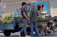 Ngày 24-10, Ninh gặp và yêu cầu chúng tôi đóng tiền “làm luật”.