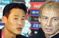 HLV Klinsmann (phải) và tuyển thủ Son Jun-ho.
